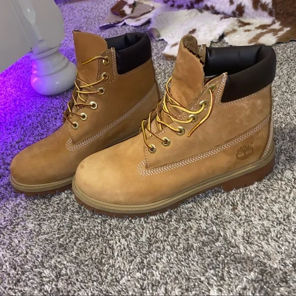 short size timberlands. size 7 for men, 8.5 for women Timberland men main image 2